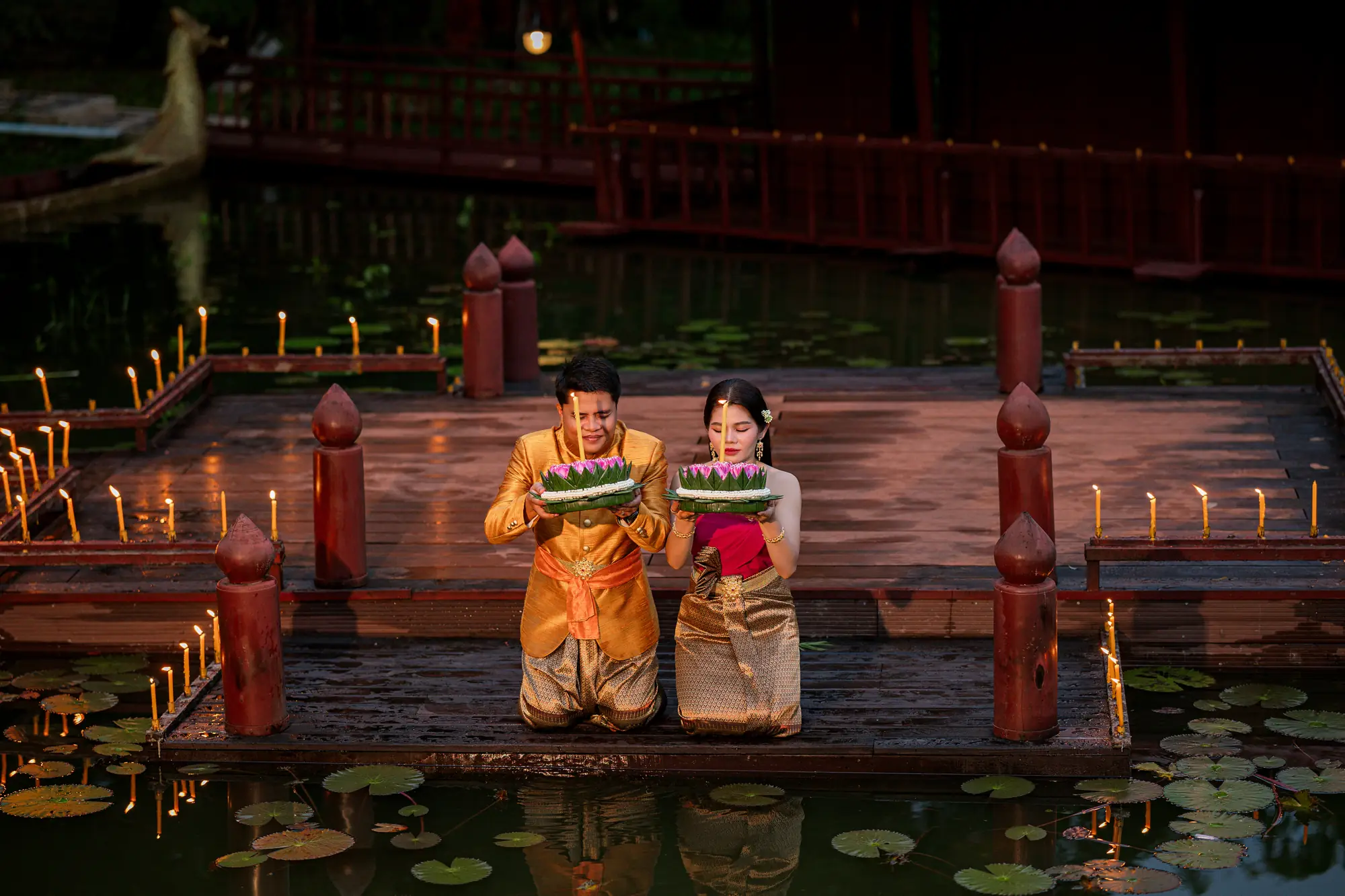 រស្មី និង ភក្ដី បណ្តែតប្រទីបផ្កាឈូកនៅស្រះឈូក · The couple floating lotus lanterns on the pond